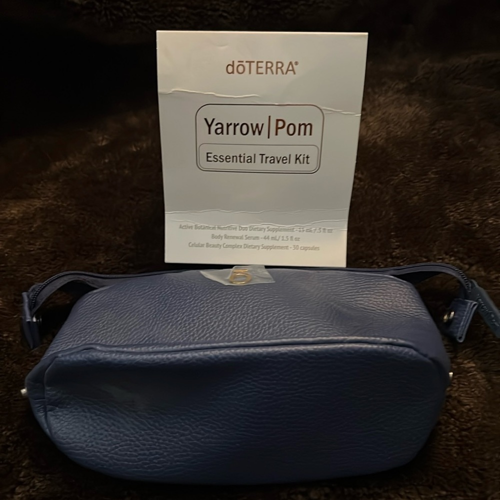 NWOT - 💙DOTERRA YARROW POM TRAVEL BAG💙